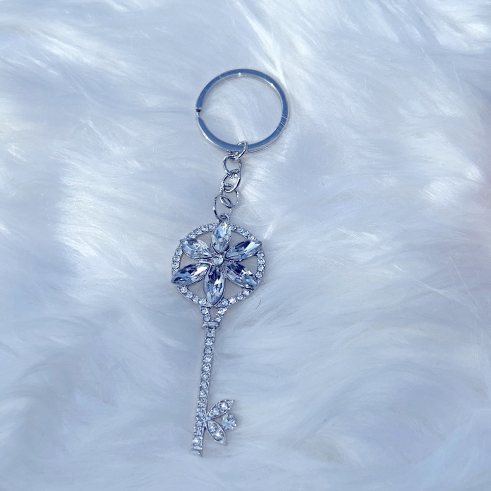 NWT Flowered Silver Key Keychain with Rhinestones - Picture 6 of 6